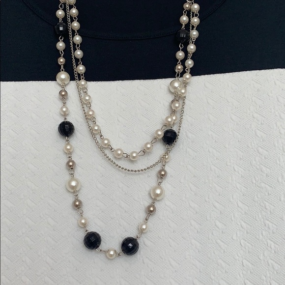 🌸Lovely black/ivory color-block top with necklace - Picture 2 of 3